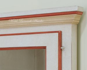 Vetrina angolare in legno massello laccata stile classico